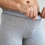 Homem ajustando o elástico da cueca