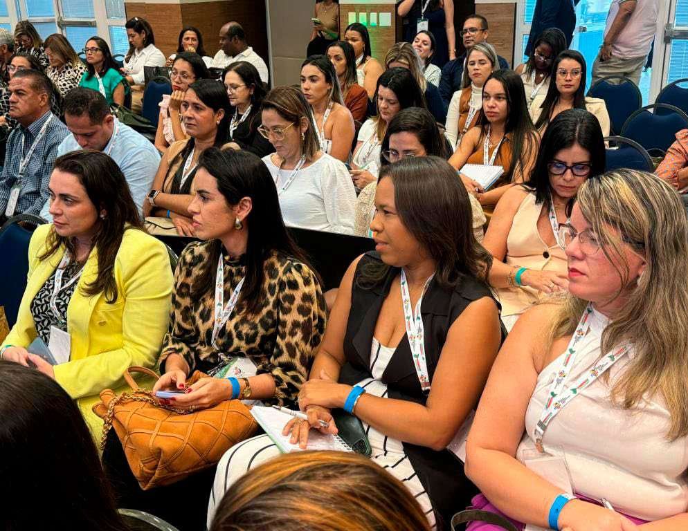 Gestores de saúde em auditório durante seminário