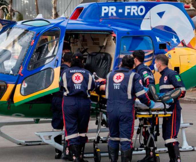 Equipe do Samu e do GTA embarca paciente em helicóptero