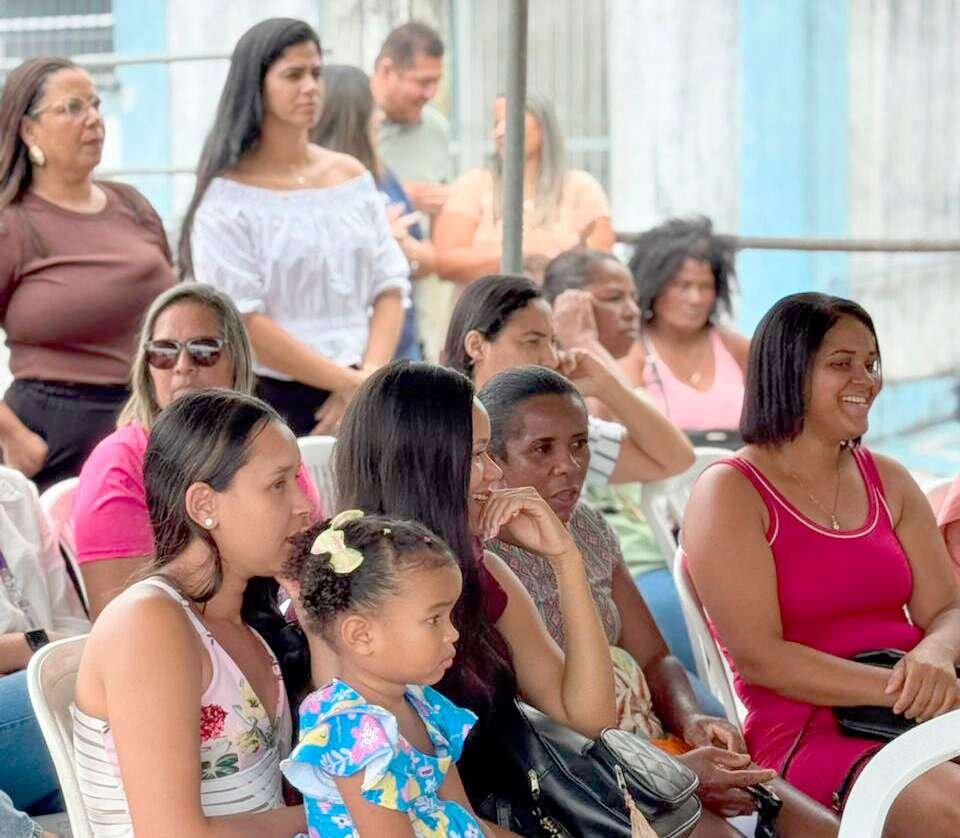 Mulheres aguardam atendimento da unidade móvel do Sesc Saúde Mulher