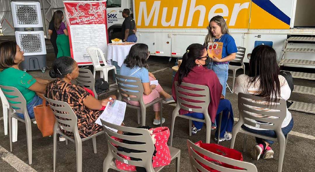 Público aguardando atendimento ao lado das unidades móveis do Sesc