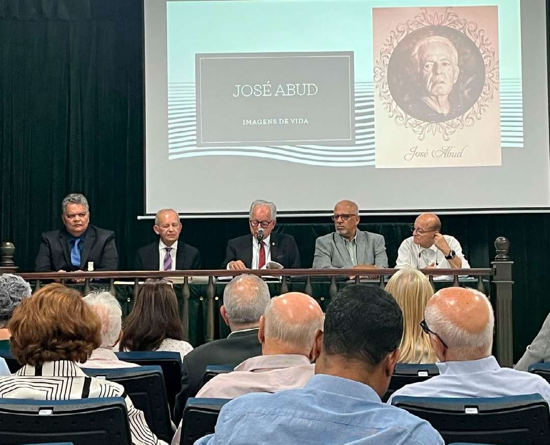 Mesa de sessão solene em homenagem ao médico e poeta José Abud