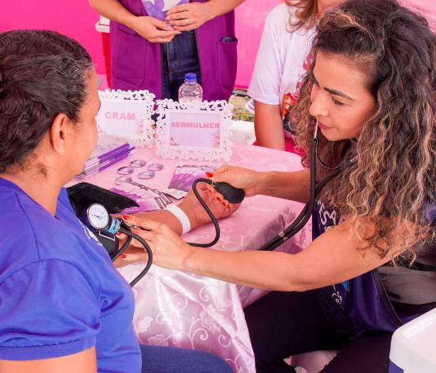 Profissional afere a pressão de usuária no SIM