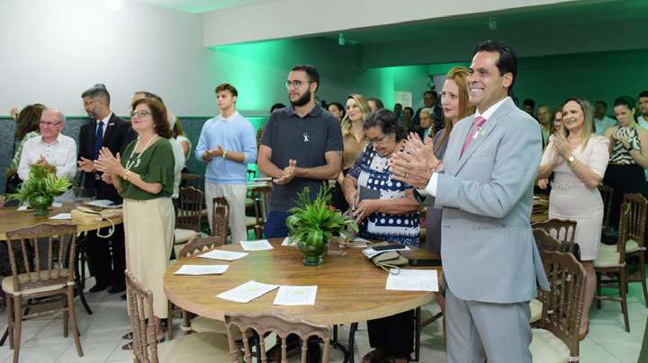 Médicos e convidados aplaudindo durante a solenidade do Dia do Médico
