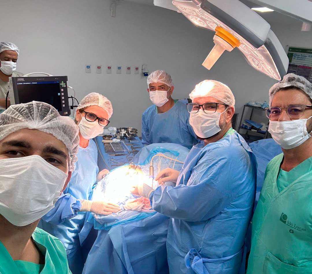 Equipe do Dr. Ronaldo Carvalho no centro cirúrgico do Hospital São Lucas