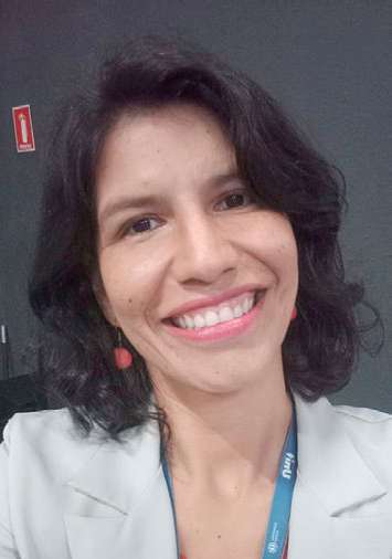 Retrato da nutricionista Surya Escobar sorrindo