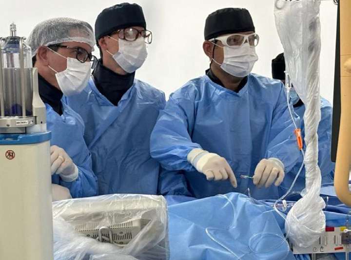 Equipe de cardiologia intervencionista durante procedimento de TAVI