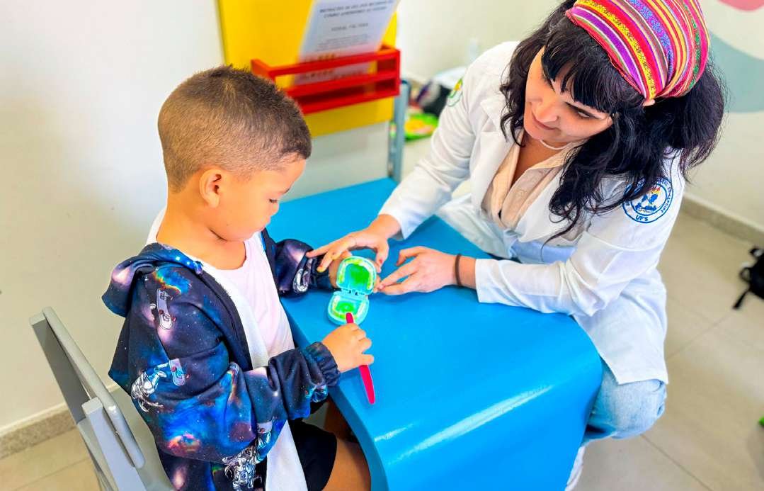Terapeuta ocupacional realiza atividade com criança