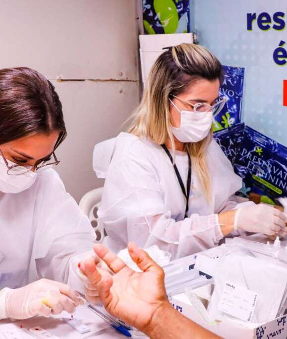 Profissionais de saúde realizam teste rápido em usuário