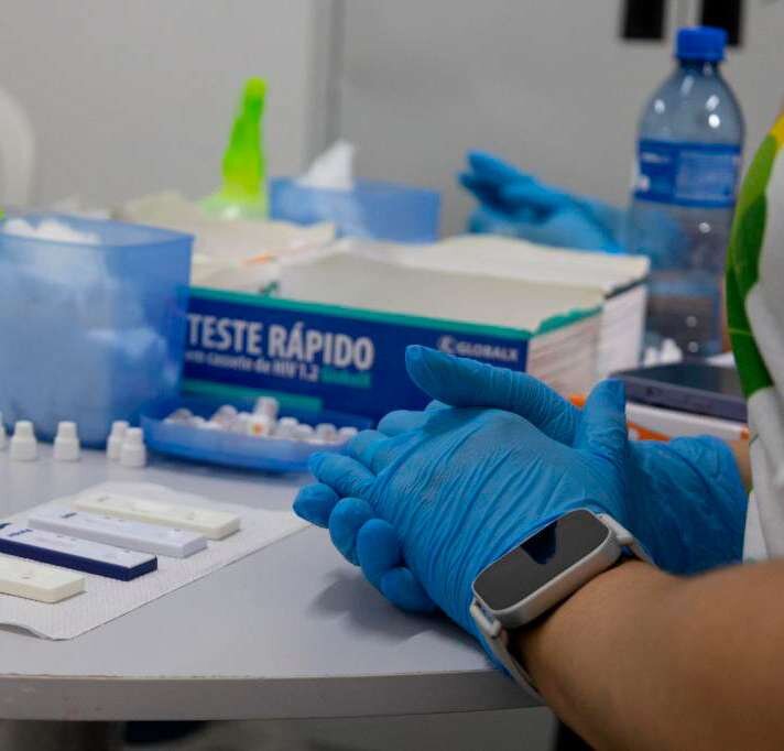Profissional de luvas prepara kits de teste rápido