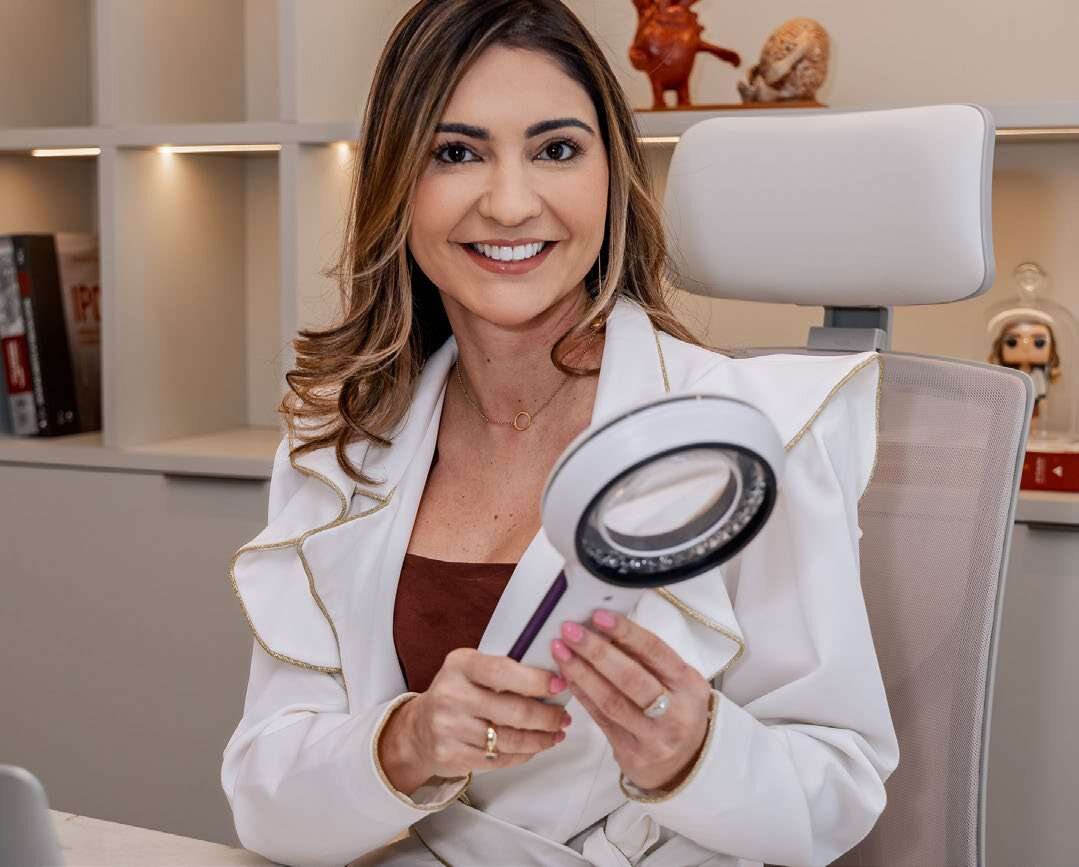 Dra. Thâmara Morita, dermatologista, segura um dermatoscópio