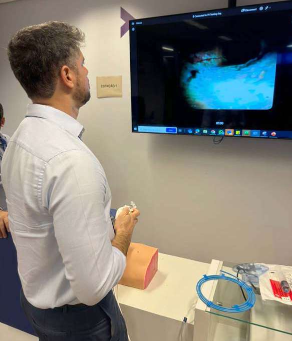 Dr. Thiago Fabiano observa monitor durante treinamento