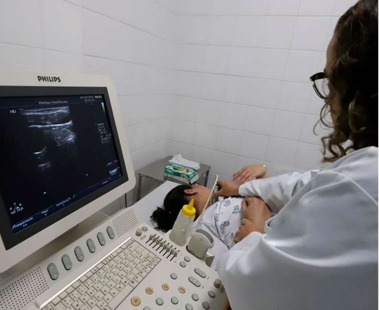 Aparelho de ultrassom durante exame
