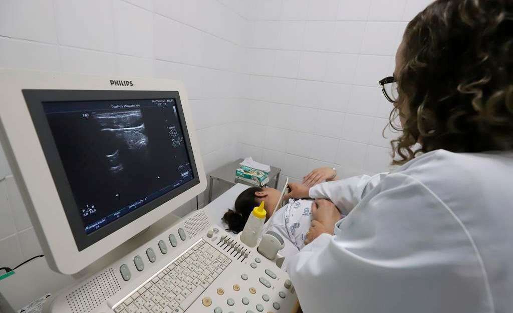 Profissional realiza exame de ultrassonografia
