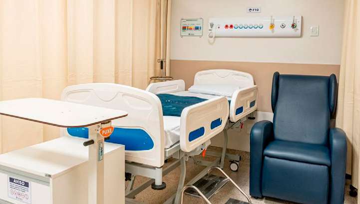 Quarto reformado com leitos e poltronas na Ala F do Hospital de Cirurgia
