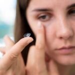 Uso indevido de lentes de contato pode causar infecções graves e até perda de visão, alerta especialista