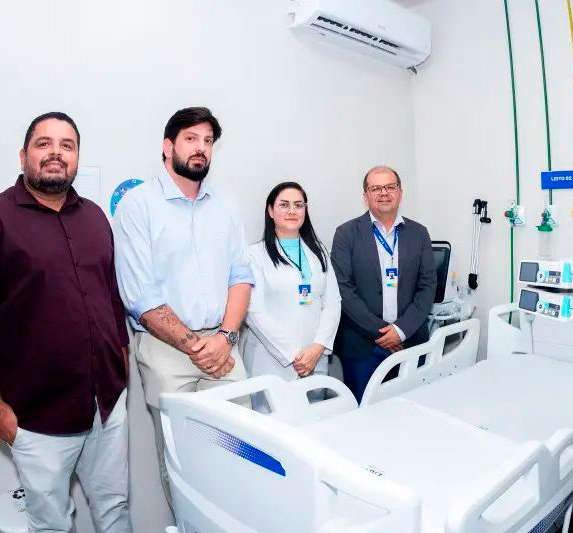 Diretoria e equipe na inauguração da UTI Pediátrica do Hospital Amparo de Maria