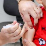 Criança recebendo vacina no braço