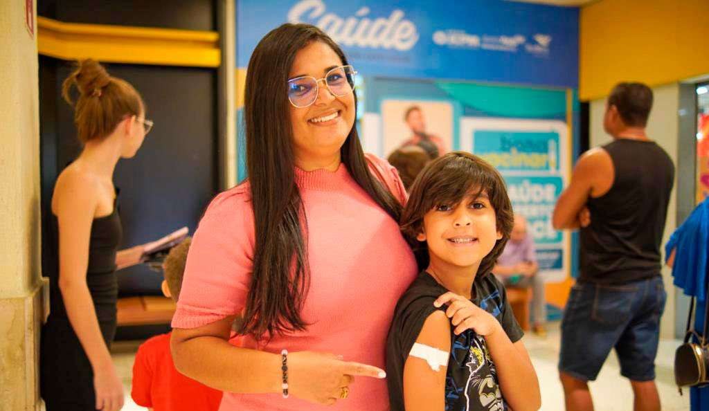 Mãe e filha em posto de vacinação montado em shopping de Aracaju