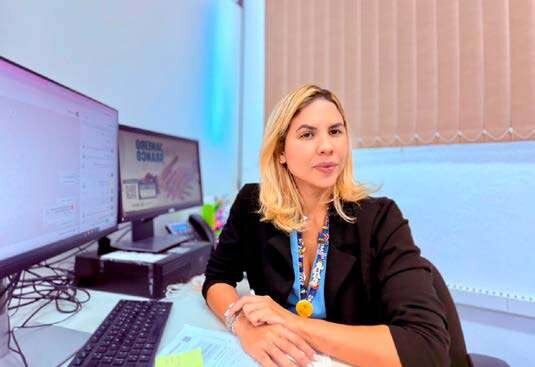 Profissional da vigilância em saúde trabalha diante de computador