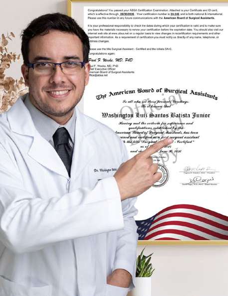 Dr. Washington Batista apontando para certificado da American Board of Surgical Assistants
