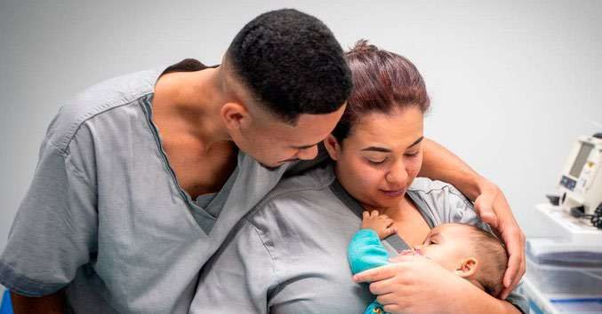 Mãe com bebê no colo durante infusão de Zolgensma